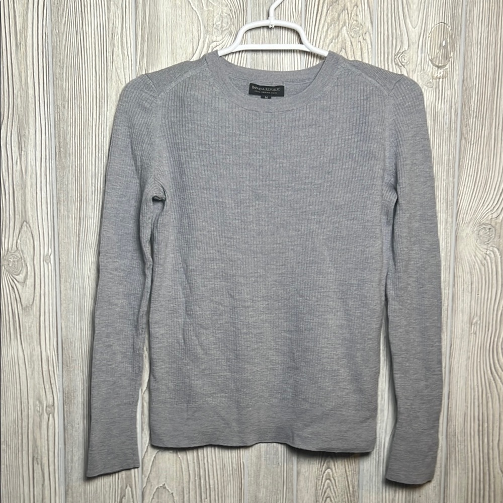Banana Republic Sweater Women Size Medium Merino Wool Gray Pullover Scallop Neck
